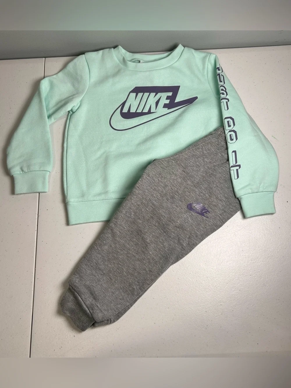 Toddler Girl’s Nike Sweatsuit Crewneck Sweatshirt & Jogger Pants 2T Gray Green
